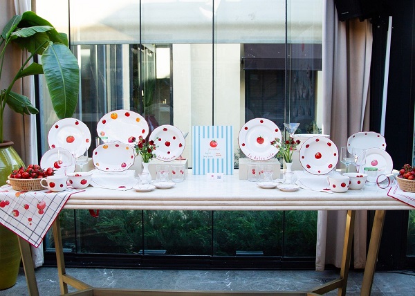 Rakle ve Bengi Kurtcebe’den sofralara renk katan özel iş birliği: Pomodoro Koleksiyonu